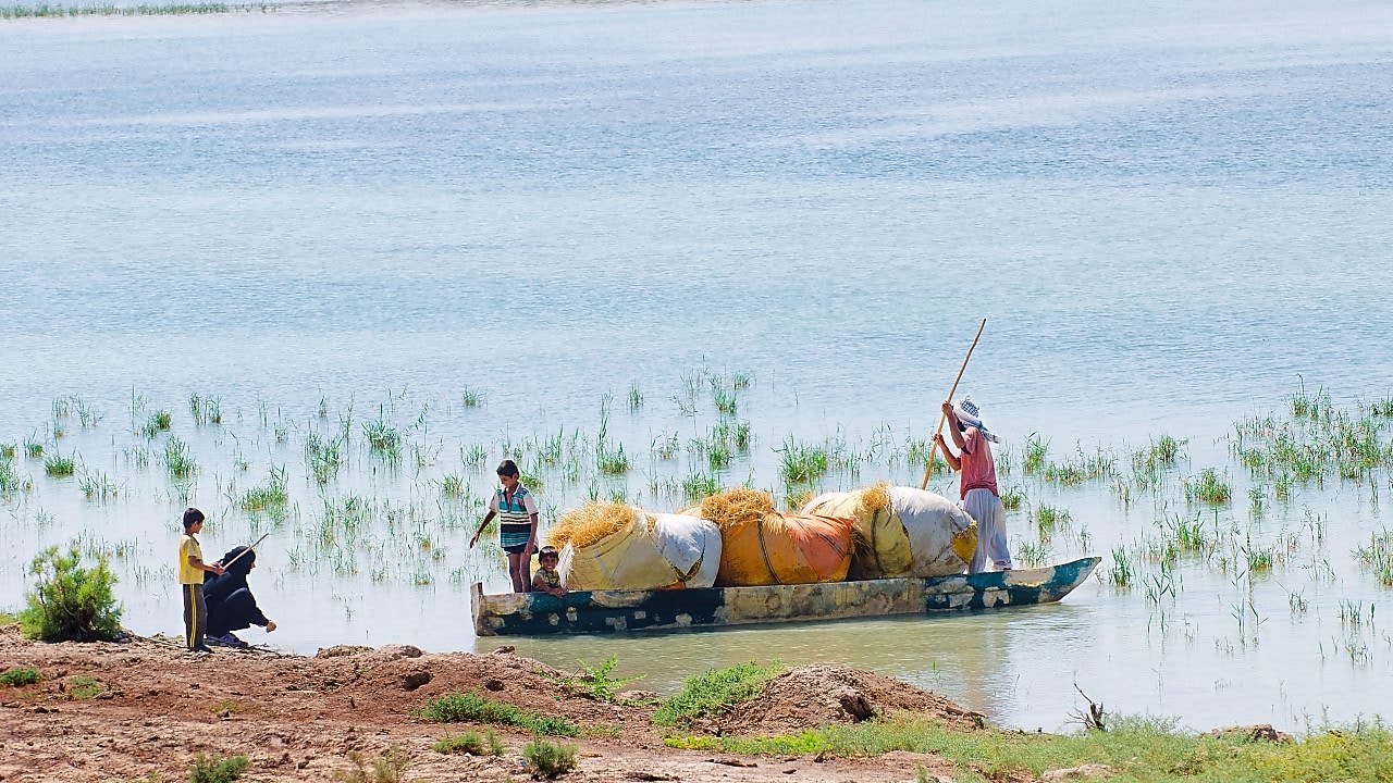 Tubylcy na kanale Yabani na poludniu Iraku.