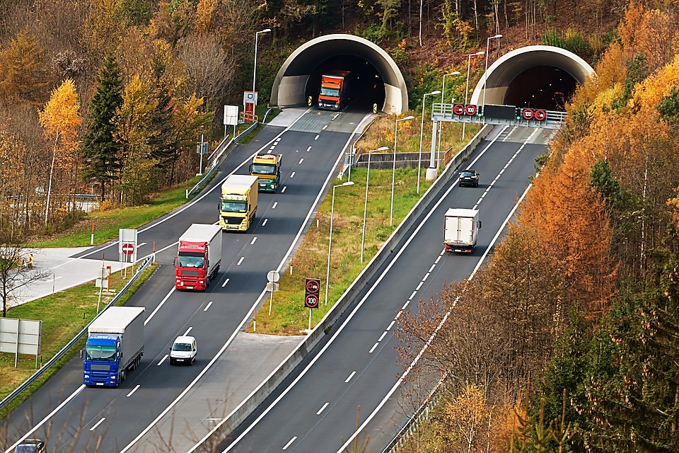 Tir I Ciężarówka na autostradzie w Austrii.