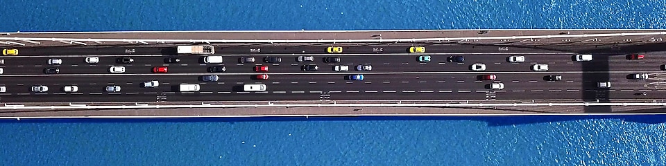 Autostrada na Węgrzech, jadące ciężarówki.