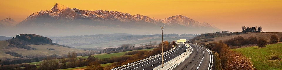 Autostrada na Słowacji, jadące ciężarówki, góry.