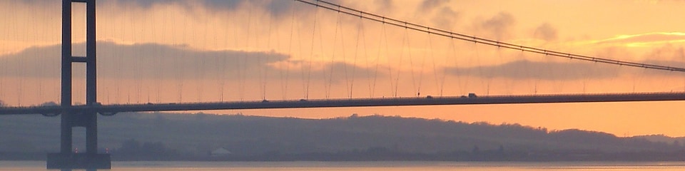 most wiszący nad rzeką o zachodzie słońca