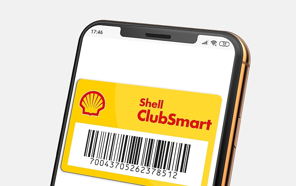 para przed stacją Shell, kobieta trzyma w ręku kartę Shell ClubSmart