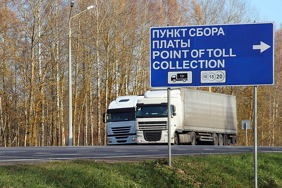 Ciężarówki jadące po autostradzie w rosji