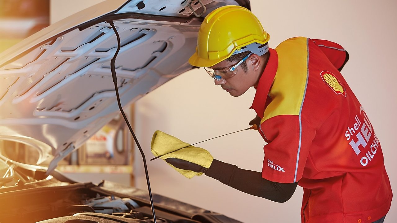 Shell Helix nalewany do samochodu