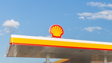 pracownik Shell na tle stacji