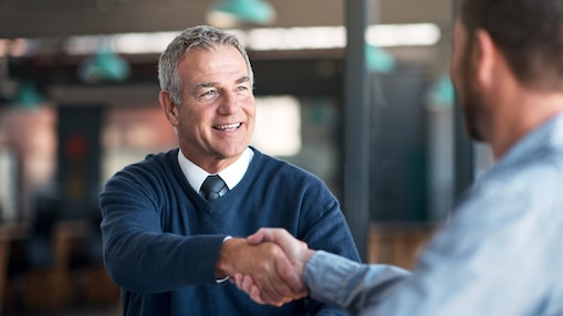 Współpraca między Shell a klientami biznesowymi. Mężczyźni, ściskający ręce.