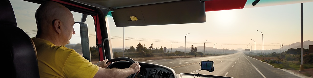 kierowca ciężarówki prowadzący pojazd na pustej drodze