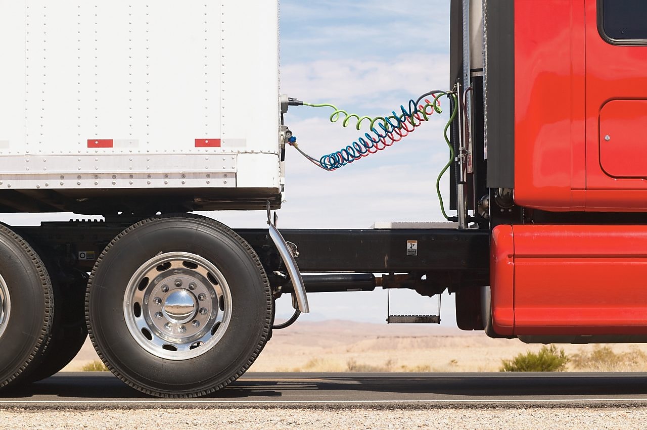 Ciężarówka na autostradzie, w tle zielony krajobraz