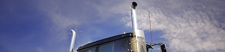 Dach i górna część ciężarówki wraz z rurami wydechowymi