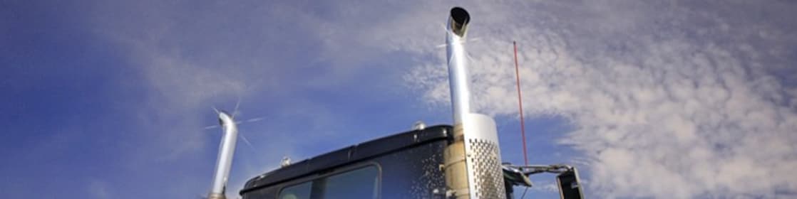 Dach i górna część ciężarówki wraz z rurami wydechowymi