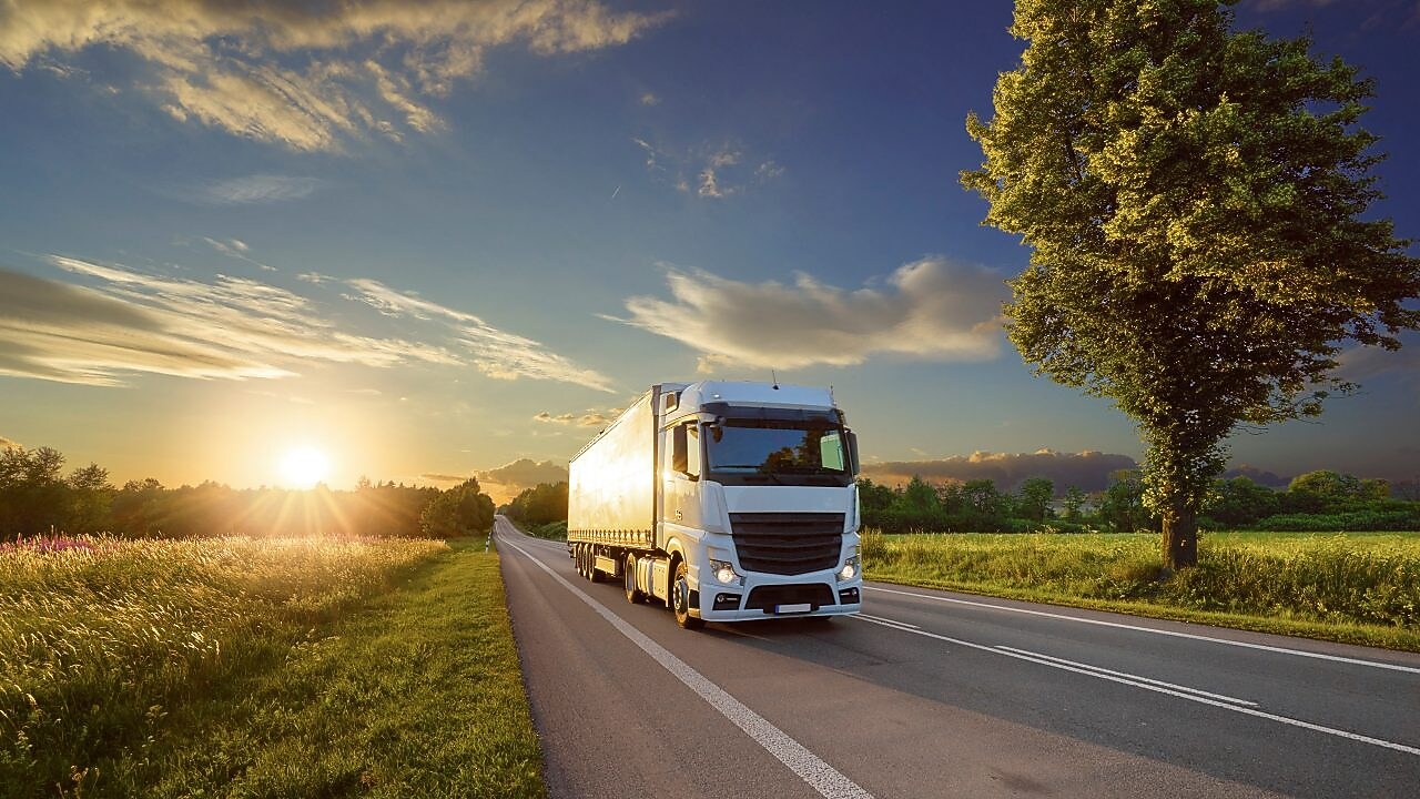 Ciężarówka wjeżdżająca w dal