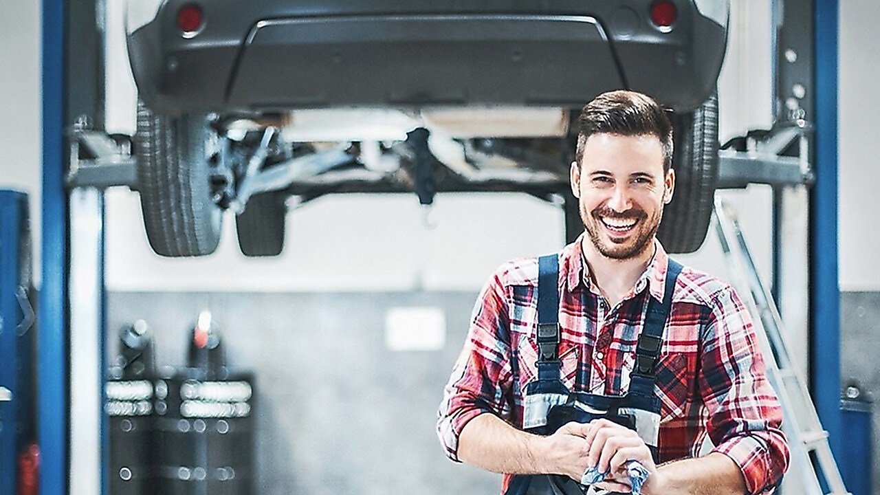 Mężczyzna uśmiechnięty w pracy