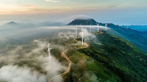 Turbiny wiatrowe na górze