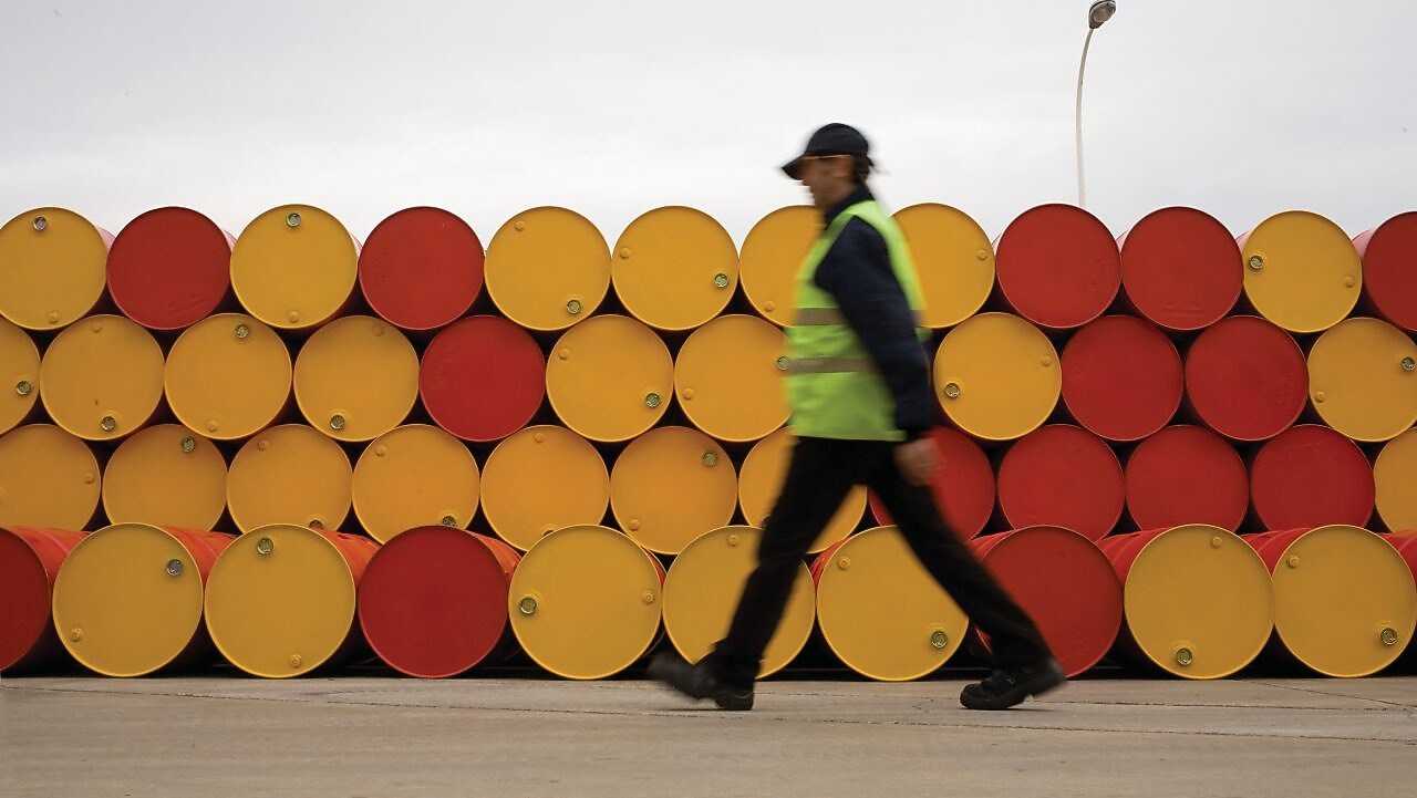 Mężczyzna chodzące beczki Smary