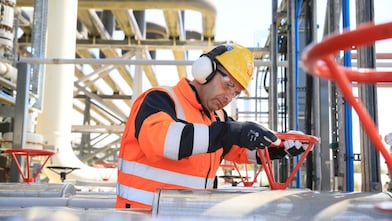 Inżynier Shell pracujący w gazowni