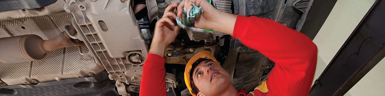 pracownik montujący części w pojeździe