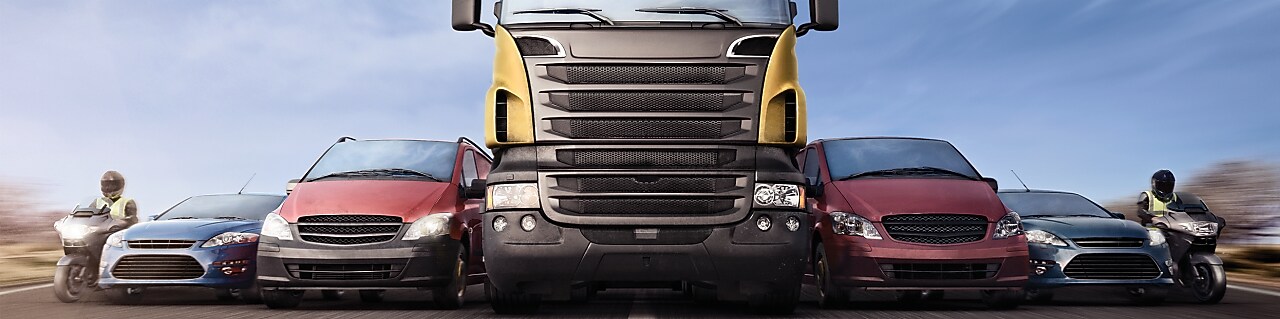 Motocykle, samochody osobowe i pojazdy ciężarowe na drodze