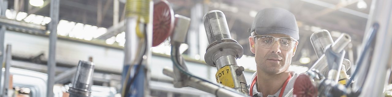 Inżynier pracujący ze środkami smarnymi Shell