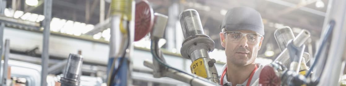 Inżynier pracujący ze środkami smarnymi Shell