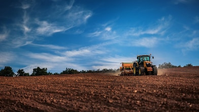 traktor na polu