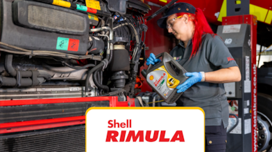 W warsztacie samochodowym – wlewanie oleju do ciężarówki.