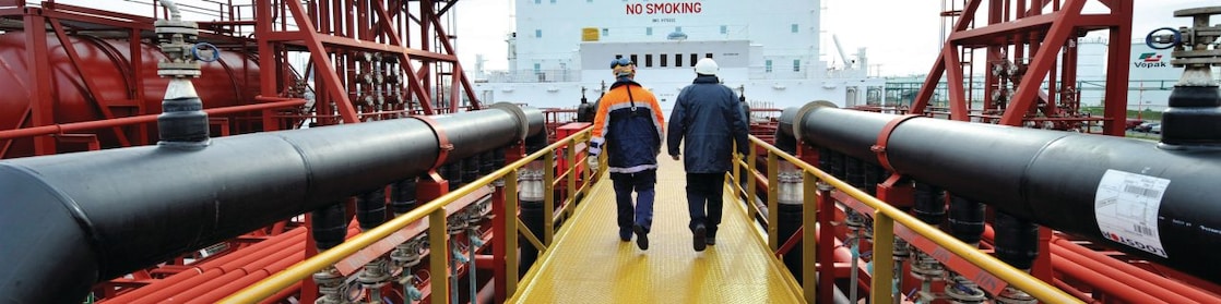 Pracownik Shell idący przy tankowcu