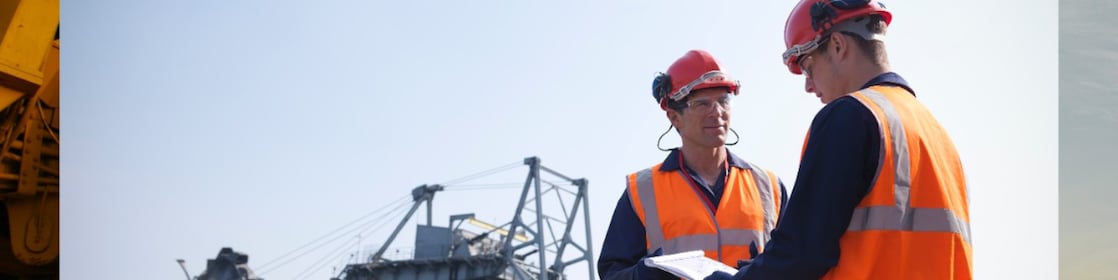 Kopalnia odkrywkowa z pracującymi maszynami, ilustrująca rozwiązania Shell w zakresie smarowania dla sektora górniczego