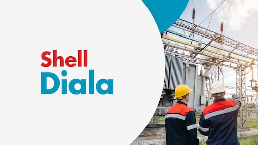 Dwóch pracowników w sprzęcie ochronnym sprawdza urządzenia elektryczne na zewnątrz. Po lewej stronie na jasnoszarym tle widnieją słowa "Shell Diala".