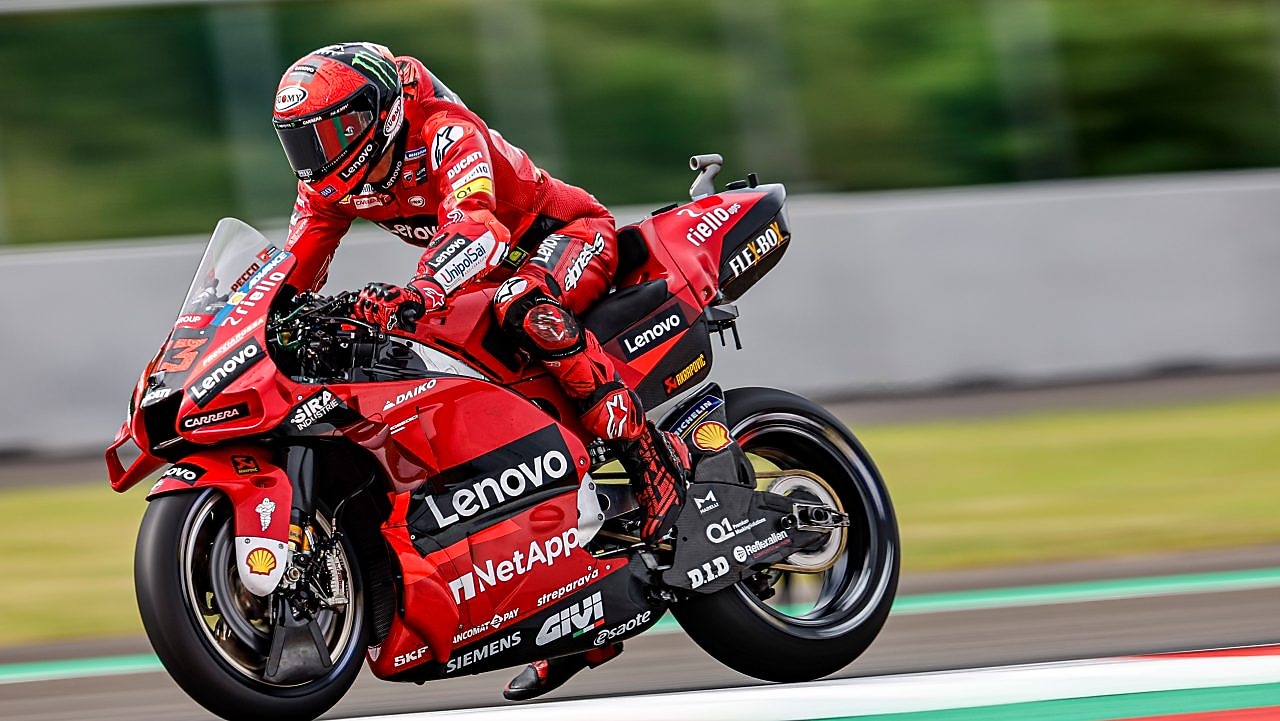 Kierowca prowadzący motocykl korzystający z doskonałego oleju silnikowego dla motocykli