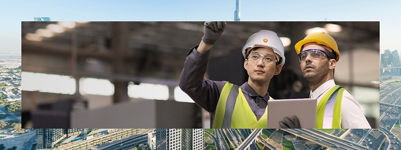 Pracownik Shell udzielający konsultacji pracownikowi przemysłowemu w zakładzie