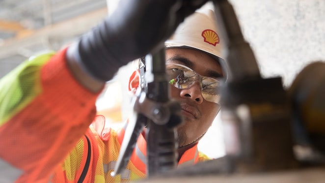 Ekspert Shell ds. środków smarnych smarujący urządzenia przemysłowe