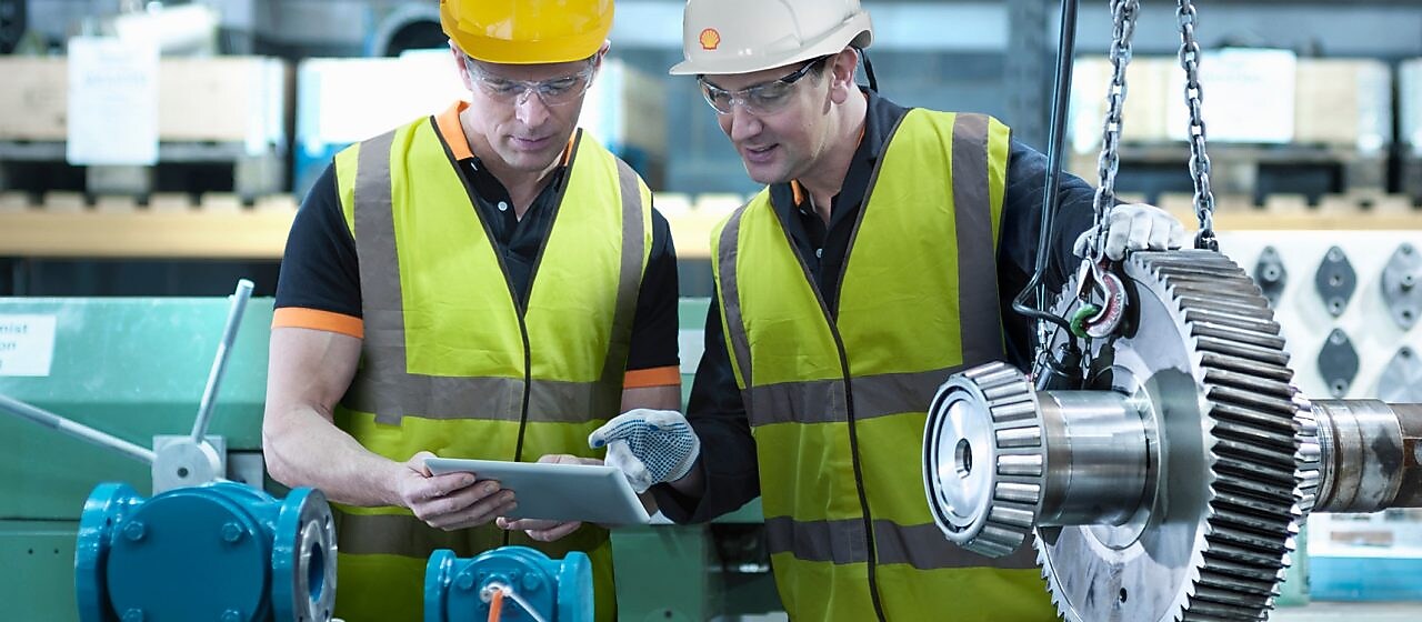 Pracownik Shell udzielający konsultacji pracownikowi przemysłowemu w zakładzie