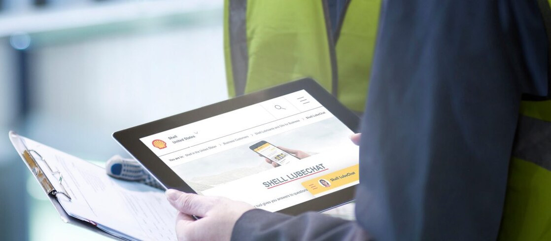 Pracownik Shell udzielający konsultacji pracownikowi przemysłowemu w zakładzie