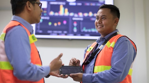 Pracownik przemysłowy podczas konsultacji w zakładzie