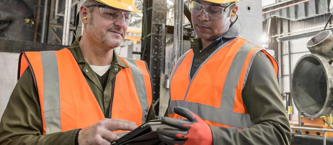 Pracownicy przemysłowi analizujący operacje w zakładzie