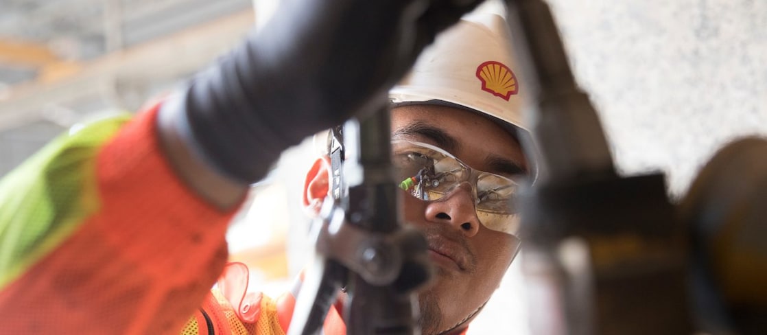 Ekspert Shell ds. środków smarnych smarujący urządzenia przemysłowe