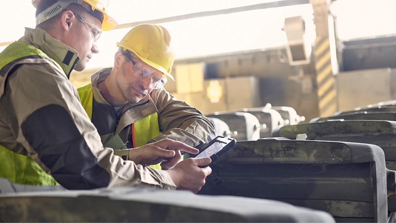 Pracownik przemysłowy podczas konsultacji w zakładzie