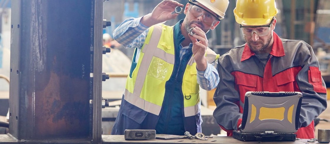 Pracownik Shell udzielający konsultacji pracownikowi przemysłowemu w zakładzie