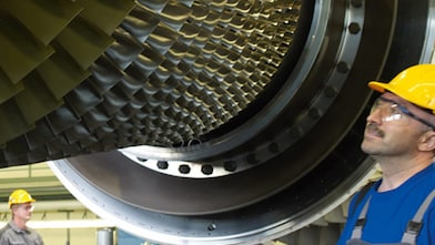 Inżynierowie kontrolujący turbinę