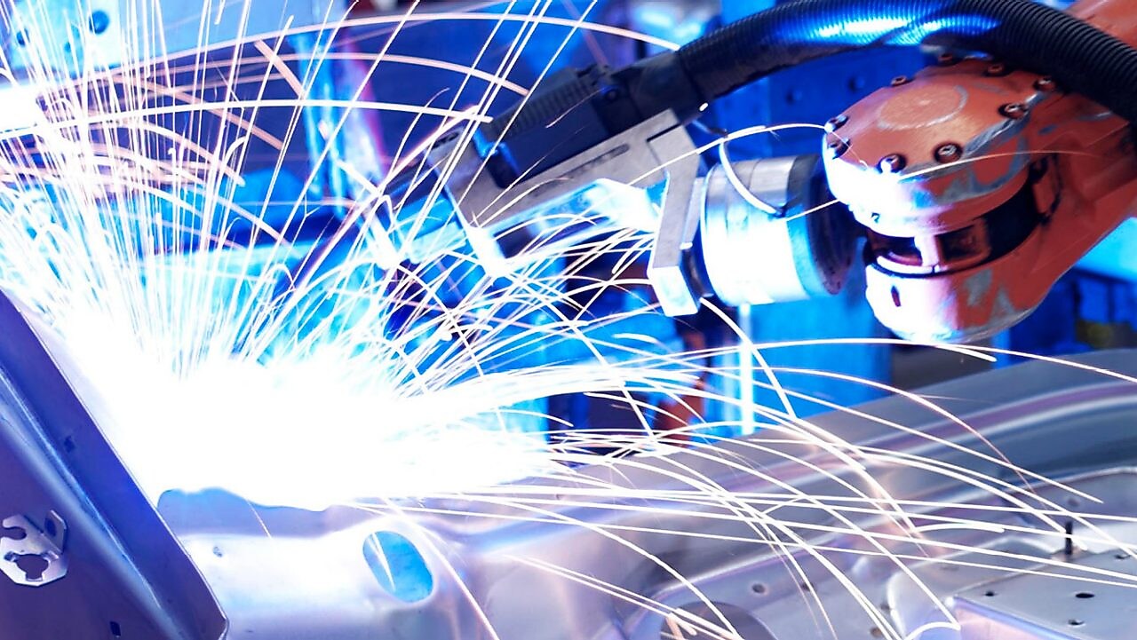 Zdjęcie ze zbliżeniem na przemysłowy układ hydrauliczny w zakładzie produkcyjnym