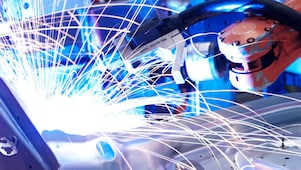 Zdjęcie ze zbliżeniem na przemysłowy układ hydrauliczny w zakładzie produkcyjnym