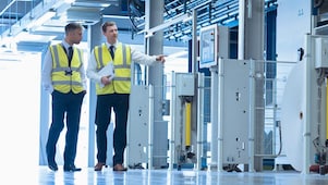 Dwóch inżynierów kontrolujących sprężarki