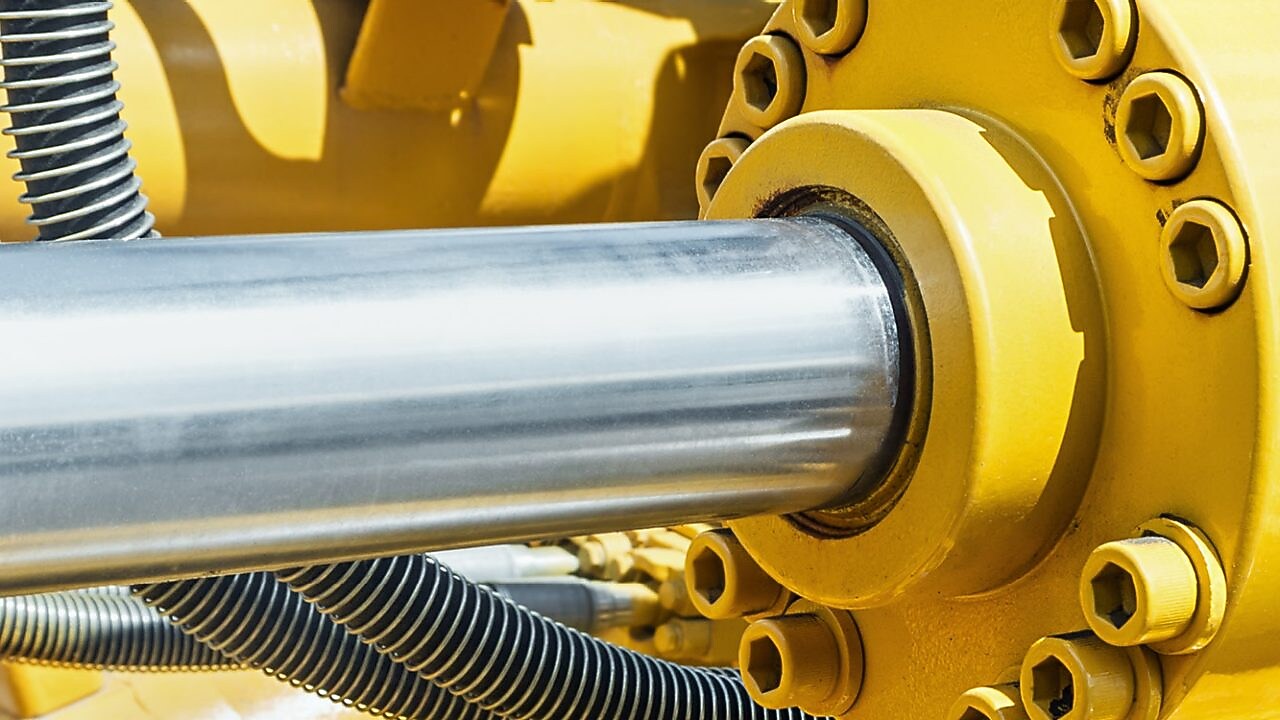 Zdjęcie ze zbliżeniem na układ hydrauliczny sprzętu