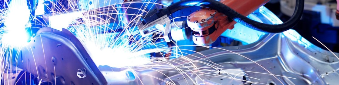 Zdjęcie ze zbliżeniem na przemysłowy układ hydrauliczny w zakładzie produkcyjnym