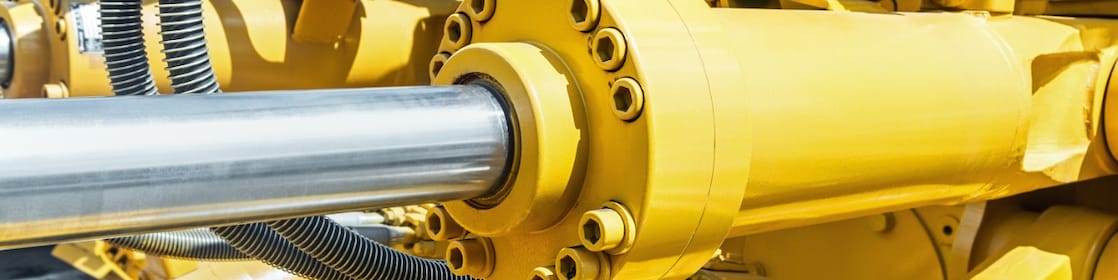 Zdjęcie ze zbliżeniem na układ hydrauliczny sprzętu