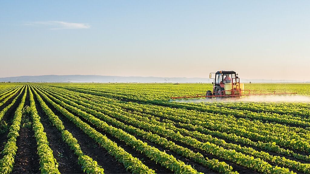 Maszyna rolna nawożąca rośliny