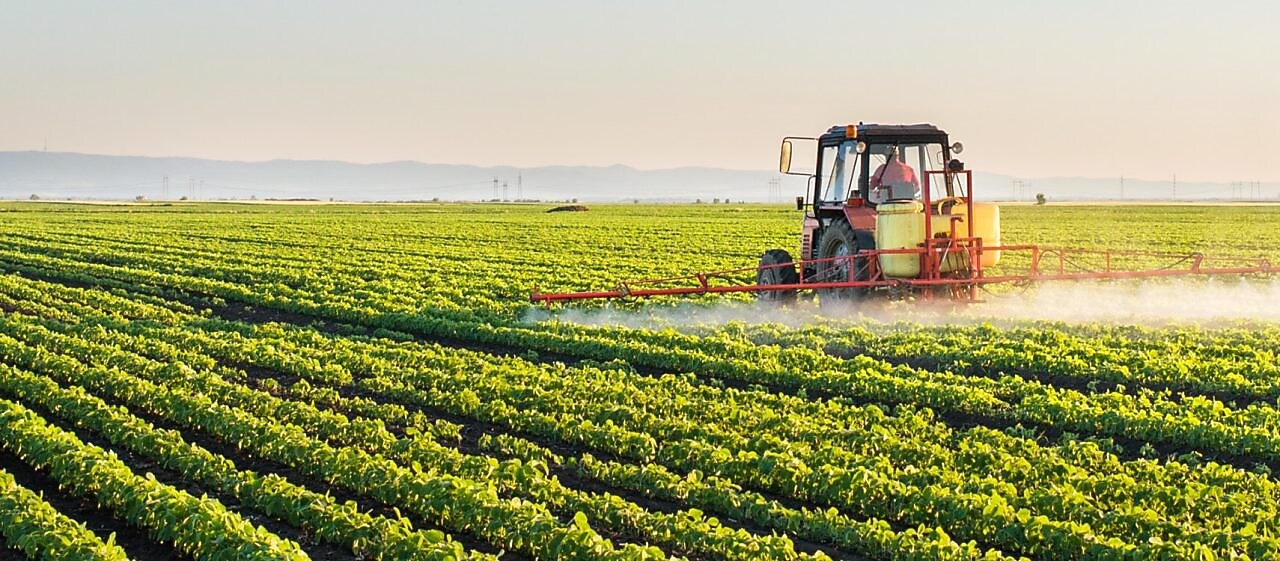 Maszyna rolna nawożąca rośliny