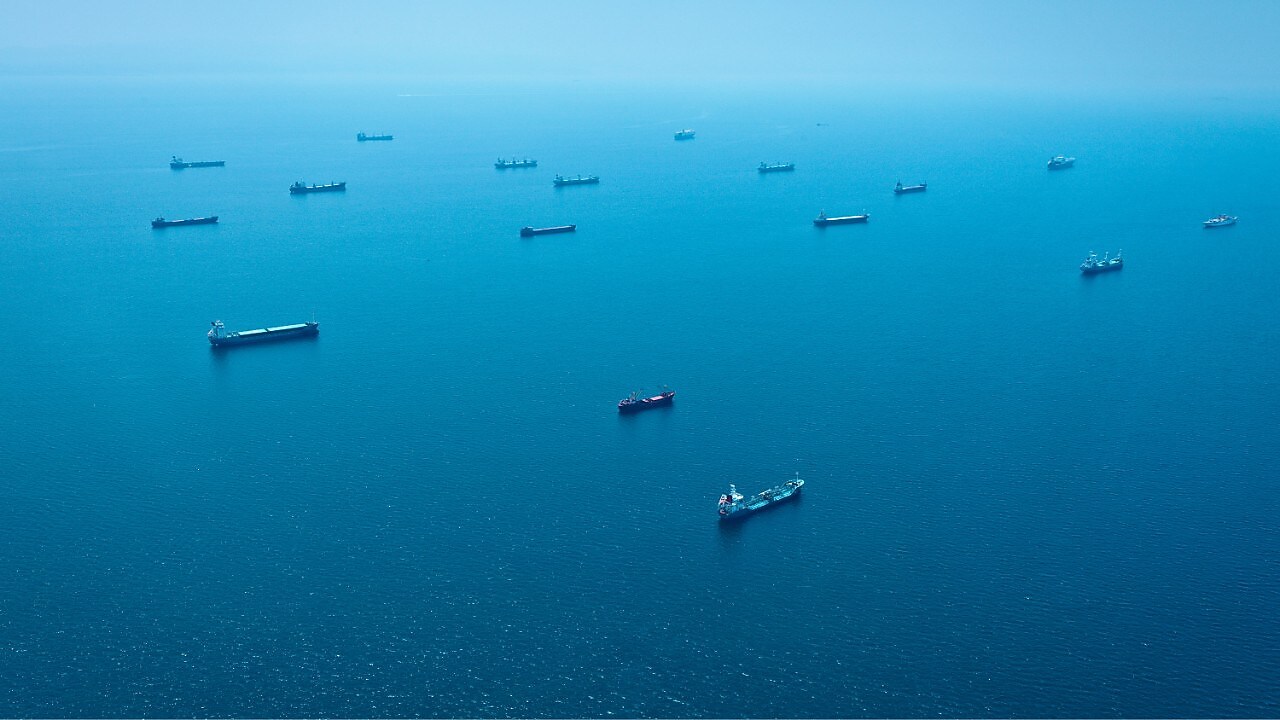 statki transportowe na oceanie