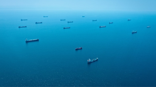 statki transportowe na oceanie