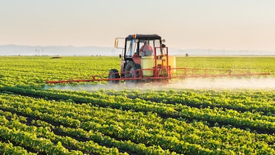 Maszyna rolna nawożąca rośliny